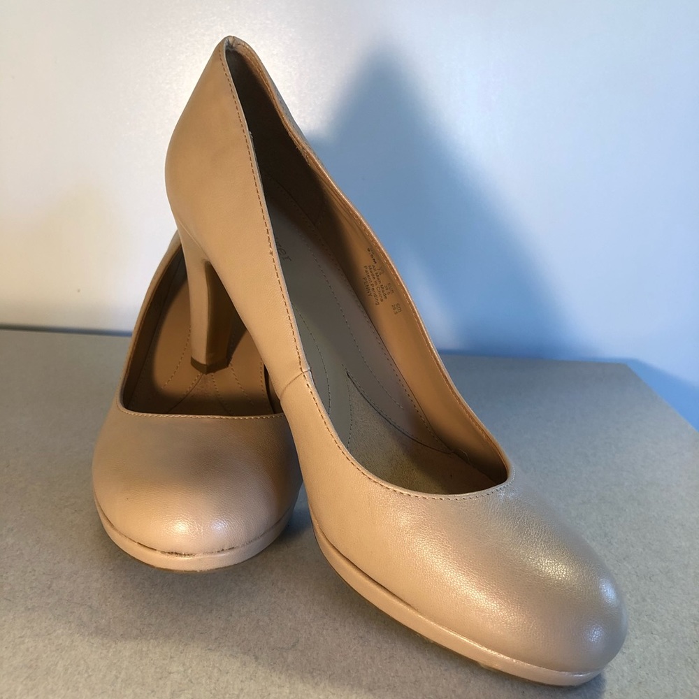 Simple nude pumps